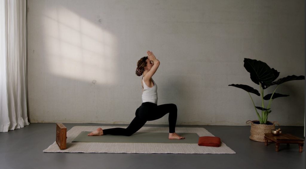 Lage lunge anjali mudra