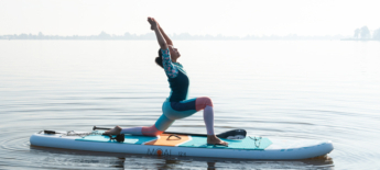 Speelse SUP yoga voor focus en balans