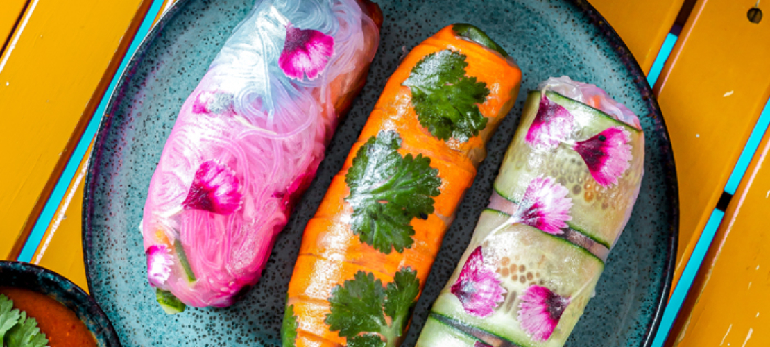 Vegetarische springrolls in regenboogkleuren