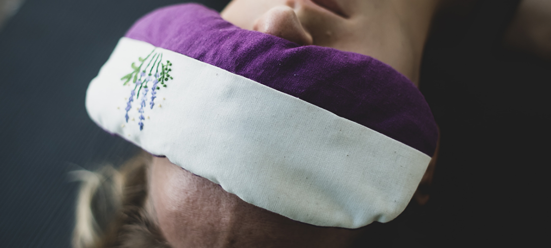 Zo val je makkelijker in slaap met yoga