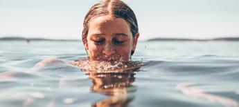 Hou je hoofd koel met Shitali Pranayama