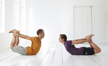 Over Bogen en buigen: de anatomie van Dhanurasana